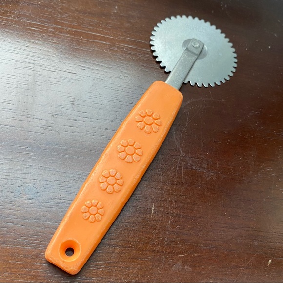 Vintage Pastry Cutter - Picture 1 of 3
